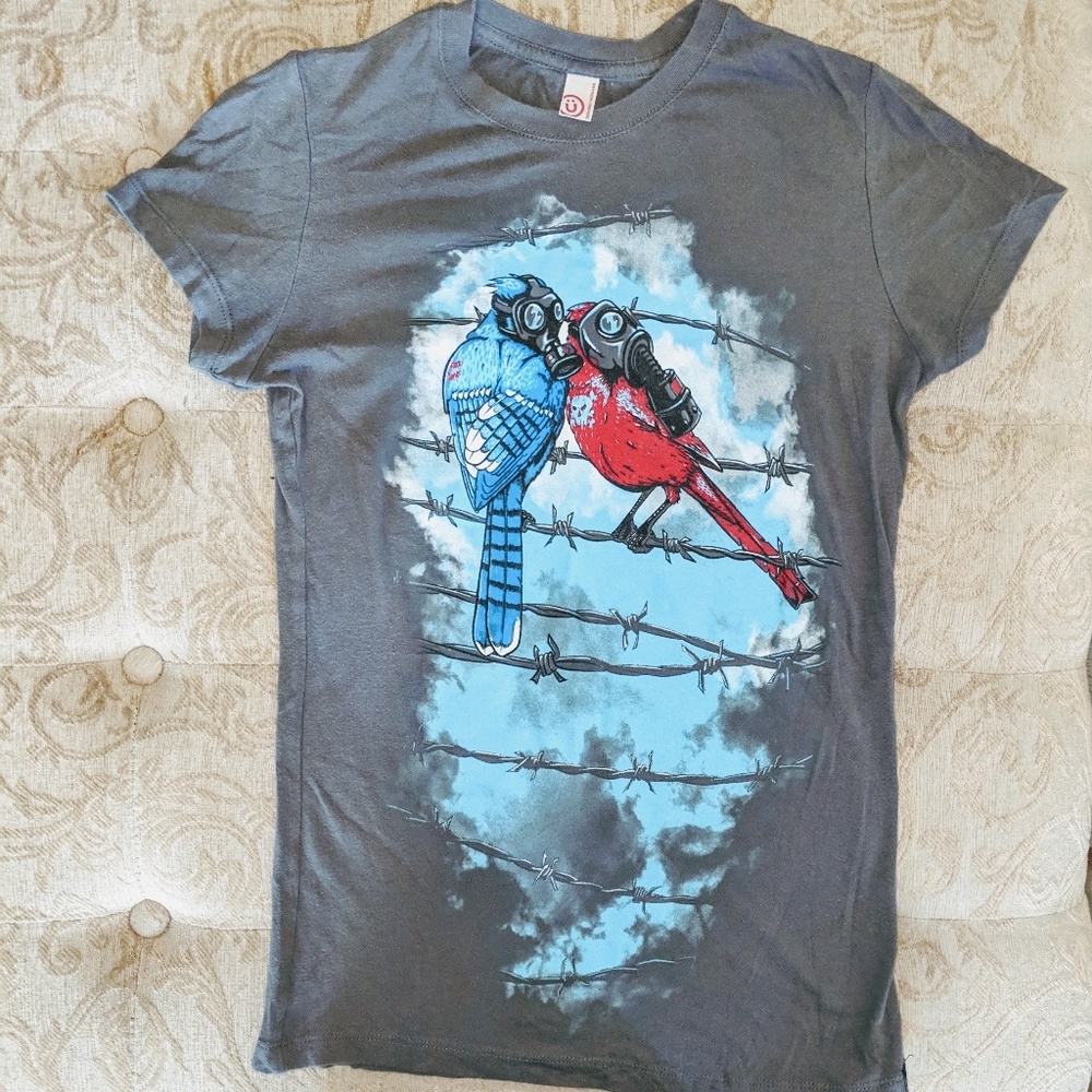 Design by humans ♥️ pollution t shirt S / XS